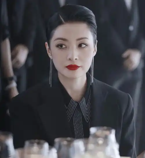 央视最美主持人果然是她54岁穿西装,气场比杨幂还强