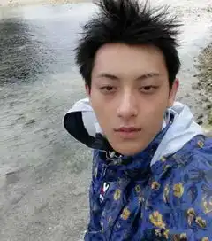 纵观男明星们的自拍照片,仿佛看到了一本当代直男拍照大全...