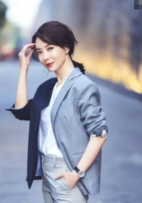 看到陈数才知道什么叫高级性感,一件毛衣裹全身,谁顶得住