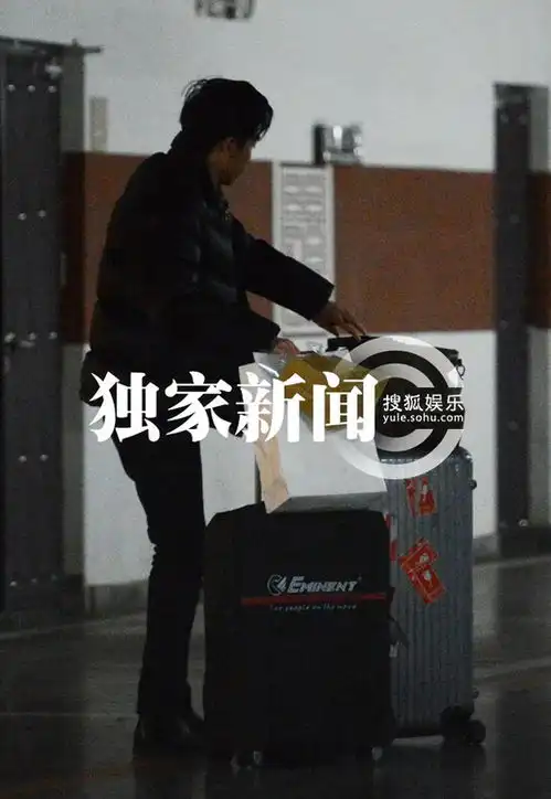 独家俞灏明独自回京粉丝接机变助理搬行李