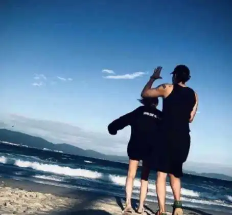 有情况黄子韬用徐艺洋照片做头像,两人疑似在海边度假
