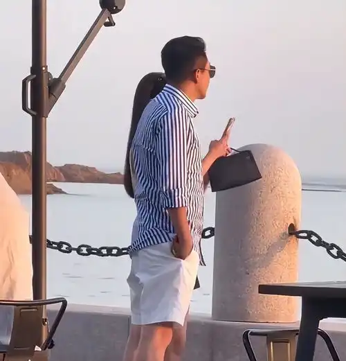 汪小菲mandy海边看夕阳,夫妻十指紧扣,还穿着一双情侣鞋
