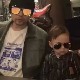 周杰伦晒儿子正面照,简直就是mini版昆凌周杰伦在澳洲也不忘写歌