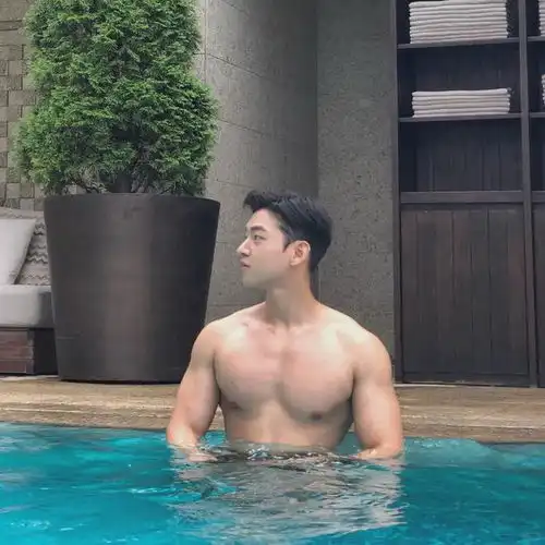 海边惊现肌肉天使这位型男的身材让我忘记呼吸