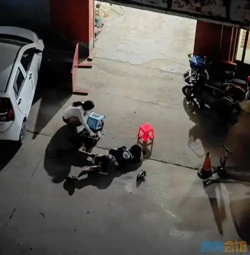 10岁儿童被跳楼者砸中昏迷不醒
