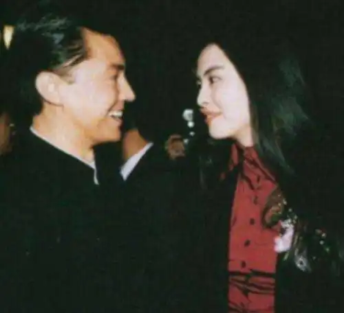 王祖贤见他秒变小迷弟,林青霞为了看他熬夜打牌,他到底长得是有多帅