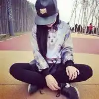 戴帽子的霸气二次元女生头像素描可爱卡通女生头像