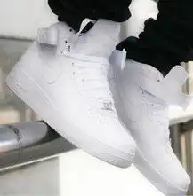 校服是白色衬衫,配什么裤子和鞋子好看点