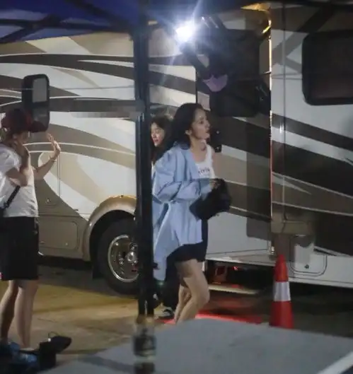 杨幂下班路透氛围感十足,85花变辣妹,优越感让人有身材焦虑