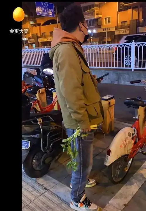 这个倔强的上海男人抢了两根芹菜,在朋友圈抖音都火了啊