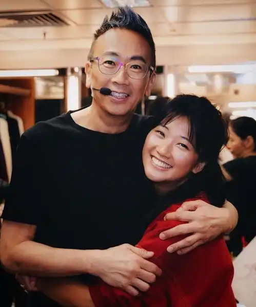知名主持人深夜自曝抑郁换黑头像诉苦被疑做戏,网友退圈吧
