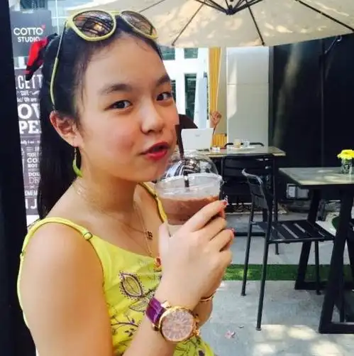 完全没有遗传到她妈的美貌,可惜了