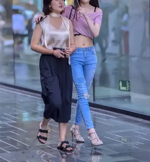 街拍,两个各有韵味的美女雨中漫步,别是一番风味