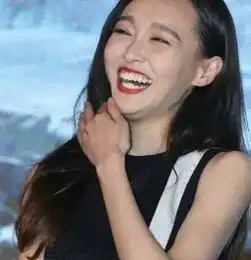 女星大笑瞬间孙俪豪爽,刘亦菲笑出双下巴,唯有她最迷人