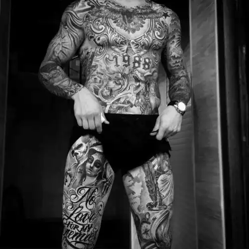 男人有纹身,很man