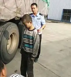 9岁男孩扒车底8小时父母离异在校表现怪异