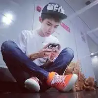男生坐着玩手机头像男生低头玩手机头像