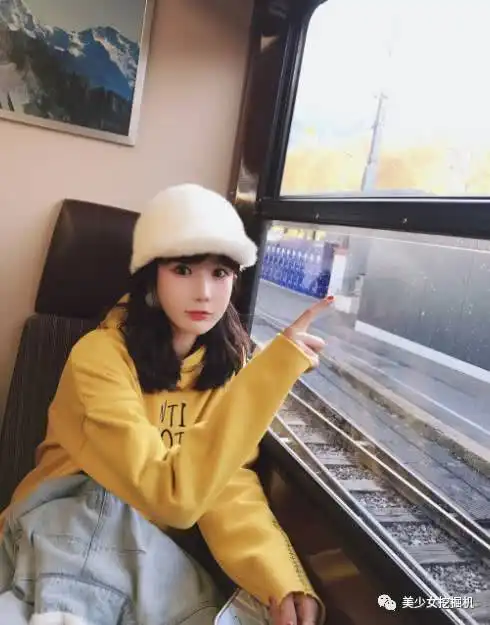 和胡一天拍情侣照的网红因为一条剪刘海视频爆火,承认变脸又和王源扯上了关系