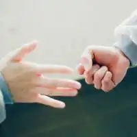 纯洁的两姐妹qq唯美头像长途漫漫需要相互理解包容