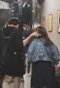 情侣出行新方式,牵手举高高都弱爆了,小哥哥这一招男友力爆棚