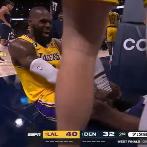 詹姆斯快攻上篮划过穆雷脚面倒地紧了紧鞋带继续比赛