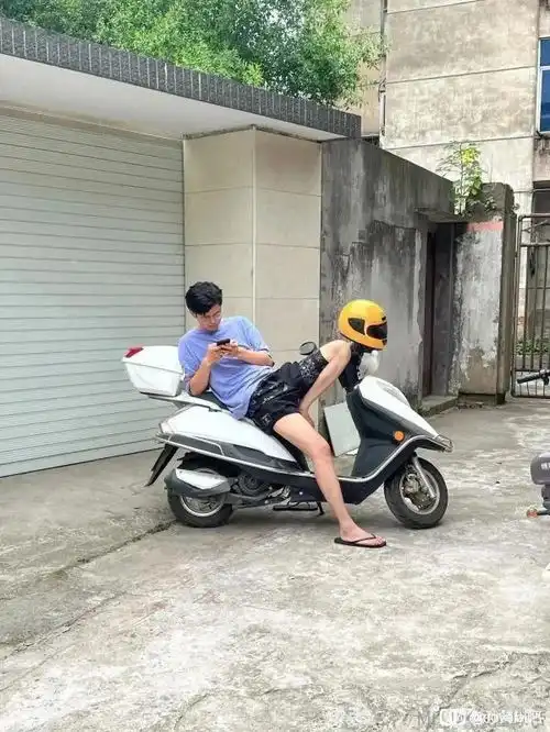 轻松一秒起猛了,周大爷cos上老刀羊了