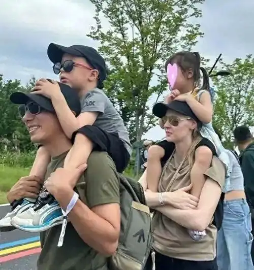 撒贝宁携妻儿回武汉温馨同框李白白皙长腿抢镜