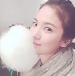 宋慧乔晒手拿棉花糖近照造型甜美
