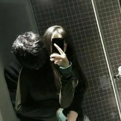 情侣头像一对两张真人,真心不值钱爱你才是真