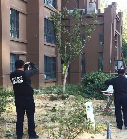今早淮北国购西区一16岁少年坠楼身亡