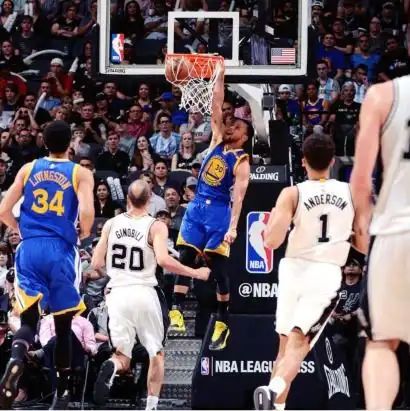 勇士官方晒库里今日的扣篮照片