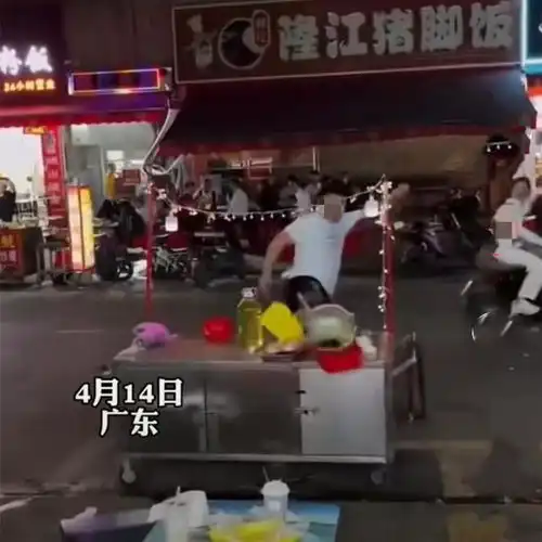 我不干了广东男子摆摊到半夜,每天都赚不到钱,情绪崩溃砸饭碗