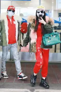 邹市明夫妇又穿情侣装冉莹颖一身中国红好喜庆,15万手挎包吸睛