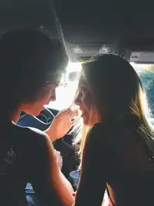 最近红遍全球的一对90后情侣相伴环游世界