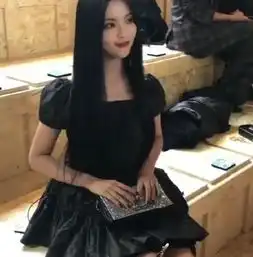 杨超越看秀造型曝光,甜美公主走暗黑路线,头发却成了唯一槽点