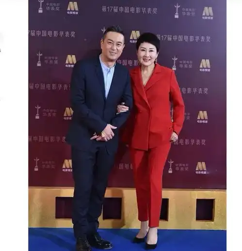 张凯丽这气质,和张嘉译出席活动,一身红色西装格外的抢眼