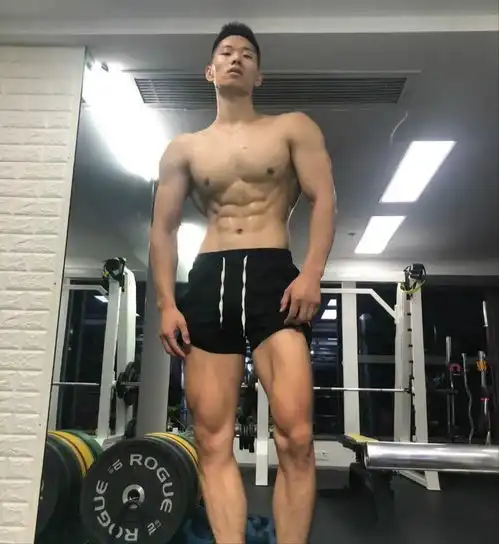 25岁上海肌肉教练大秀浴照,厚胸壮腿好身材,浑身腱子肉太吸睛
