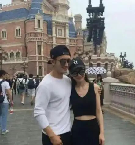 离婚后首度同框黄晓明欲慢行等待杨颖,2细节暗示复合或许性