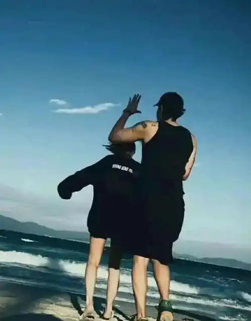 黄子韬徐艺洋官宣恋情,晒亲吻合照超甜蜜,两人海边牵手好浪漫
