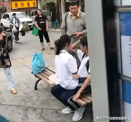 中学生公交站旁吻,过路大叔看不下去直接教育,网友支持