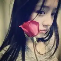 手拿一朵红玫瑰qq情侣头像