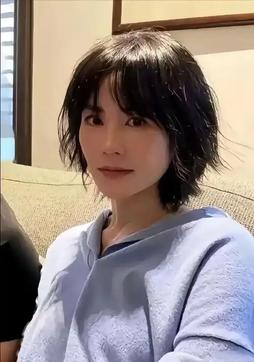 谢霆锋如今居然满头白发了55岁王菲却依旧青春岁月真是把杀猪刀