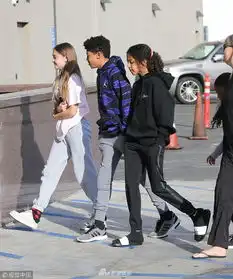 组图超模海蒂和小16岁未婚夫带儿女看电影情侣风穿搭十指相扣