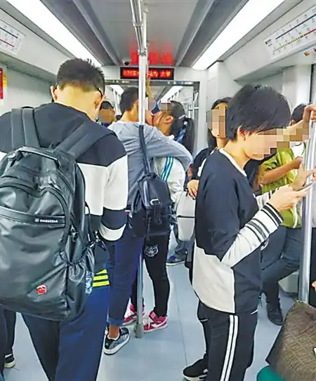 情侣地铁接吻11站25分钟乘客尴尬得埋头看手机