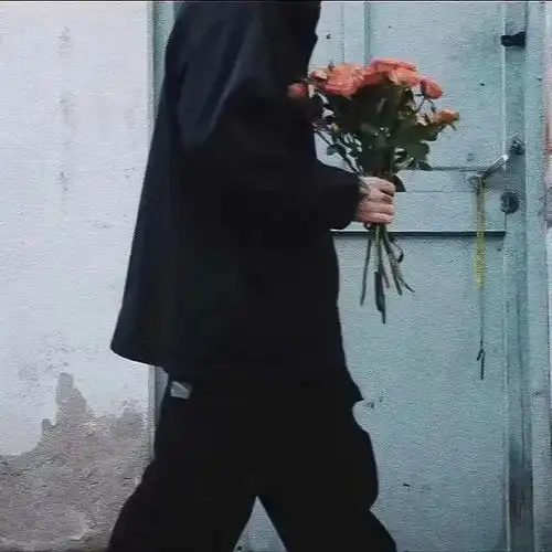 捧花头像我将玫瑰藏于身后,时刻期待与你赴约