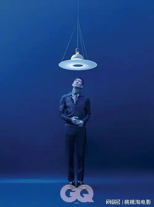 男星李政宰韩版gq封面大片,忧郁冷蓝色调诠释成熟男士魅力