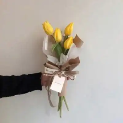 手拿一束花的唯美图片真实鲜花花束图片大全