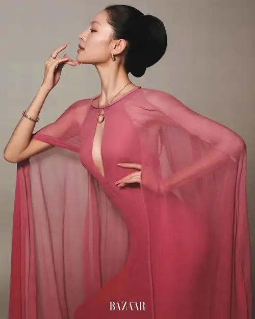 钟楚曦穿黑裙优雅矜贵露美背性感撩人尽显复古风情