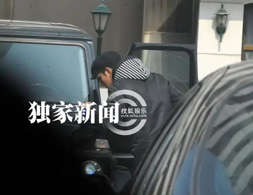 蒲巴甲与红衣女孩街头亲密拥吻宛如热恋情侣