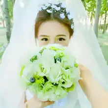 有没有手拿玫瑰花的女生头像